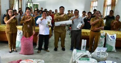 Bupati Samosir Serahkan Bantuan Bibit untuk Pengembangan Cabai dan Bawang Merah