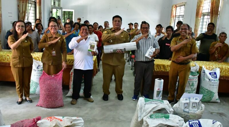 Bupati Samosir Serahkan Bantuan Bibit untuk Pengembangan Cabai dan Bawang Merah