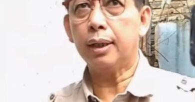 Ketua DPRD Medan Desak Polsek Sunggal Segera Ringkus Pembacok Erwin SinagaTayang : 15 April 202Ketua DPRD Medan, Wong Chusendi Medan beberapa waktu lalu.Ketua DPRD Medan, Wong Chun Sen di Medan beberapa waktu lalu. /Instagram Wong Chun SenMEDAN – Di balik riuh rendah aktivitas jual beli di Pasar Kampung Lalang, terselip sebuah duka mendalam bagi pasangan suami istri Erwin Dani Sinaga (57) dan sang istri.