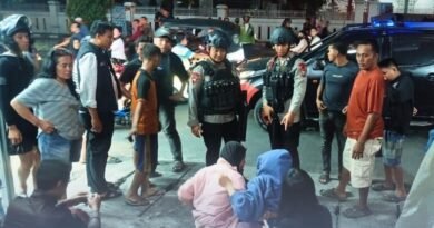 Gerak Cepat Patroli Brimob Polda Sumut Evakuasi Korban Laka Lantas di Jalan William Iskandar