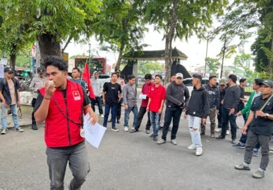 EW LMND SUMUT Gelar Aksi Hardiknas di DPRD Sumut, Soroti Pungli Pendidikan dan Desak Pencopotan Kepala BGN