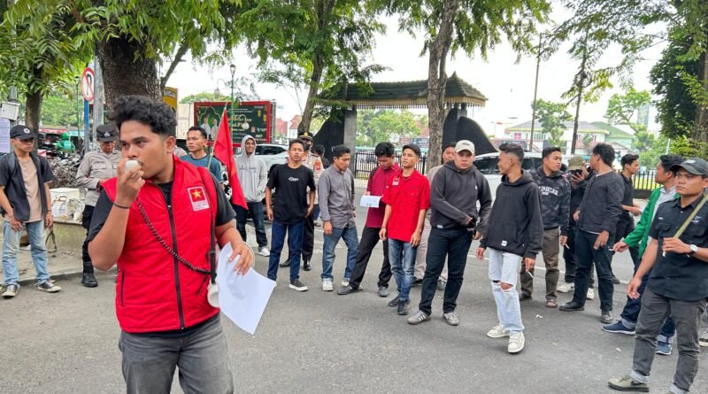 EW LMND SUMUT Gelar Aksi Hardiknas di DPRD Sumut, Soroti Pungli Pendidikan dan Desak Pencopotan Kepala BGN