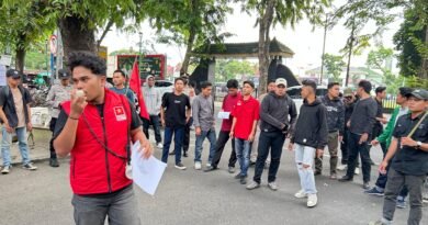 EW LMND SUMUT Gelar Aksi Hardiknas di DPRD Sumut, Soroti Pungli Pendidikan dan Desak Pencopotan Kepala BGN