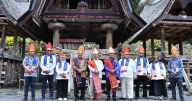 Wabup Samosir Sambut Wamen PPN/Wakil Kepala Bappenas di Huta Siallagan