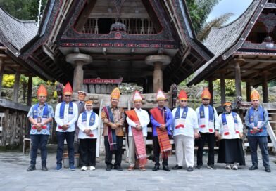 Wabup Samosir Sambut Wamen PPN/Wakil Kepala Bappenas di Huta Siallagan