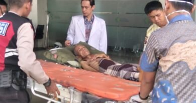 BEAT PATROLI PRESISI POLSEK SUNGGAL POLRESTABES MEDAN‎”TEMUKAN WARGA TAK DIKENAL PINGSAN DI PINGGIR JALAN, SIGAP BAWA KE RUMAH SAKIT”‎‎‎‎Medan – Beat Patroli Presisi Polsek Sunggal Polrestabes Medan menunjukkan respons cepat dan kepedulian terhadap masyarakat, Kamis (18/06/2026) sekira pukul 13.30 WIB, saat menerima pengaduan dari warga terkait penemuan seorang pria tak dikenal yang tergeletak tidak sadarkan diri di Jalan Sempurna LK X, Kelurahan Tanjung Sari, Kecamatan Medan Selayang.‎‎Mendapat laporan tersebut, personil Beat Patroli Sunggal yang terdiri dari Aipda R. Eka Saputra dan Bripka Harwanta P segera menuju lokasi menggunakan 1 (satu) unit kendaraan dinas Roda Empat (Grandmax) untuk memastikan kondisi korban dan memberikan pertolongan awal.‎‎Setibanya di lokasi, petugas mendapati seorang laki-laki tanpa identitas dalam keadaan tidak sadarkan diri tergeletak di depan rumah warga. Menyadari kondisi korban memerlukan penanganan medis segera, Beat Patroli Sunggal langsung berkoordinasi dengan pemerintah setempat sebelum bersama-sama dengan warga sekitar mengangkut korban menuju Rumah Sakit Umum Pusat H. Adam Malik Medan guna mendapatkan pertolongan medis yang diperlukan.‎‎Tindakan cepat dan tanggap personil Beat Patroli Sunggal ini mendapat apresiasi dari warga setempat. Hal ini merupakan wujud nyata kehadiran Polri di tengah masyarakat sesuai dengan semangat Polri Presisi — Prediktif, Responsibilitas, dan Transparansi Berkeadilan.‎‎Polsek Sunggal Polrestabes Medan senantiasa mengimbau masyarakat untuk tidak ragu melaporkan setiap kondisi darurat maupun kejadian yang membutuhkan penanganan segera kepada petugas kepolisian terdekat dan silahkan menghubungi Call Center Polri 110‎