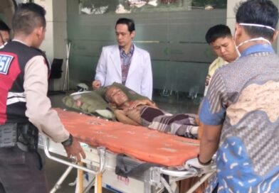 BEAT PATROLI PRESISI POLSEK SUNGGAL POLRESTABES MEDAN‎”TEMUKAN WARGA TAK DIKENAL PINGSAN DI PINGGIR JALAN, SIGAP BAWA KE RUMAH SAKIT”‎‎‎‎Medan – Beat Patroli Presisi Polsek Sunggal Polrestabes Medan menunjukkan respons cepat dan kepedulian terhadap masyarakat, Kamis (18/06/2026) sekira pukul 13.30 WIB, saat menerima pengaduan dari warga terkait penemuan seorang pria tak dikenal yang tergeletak tidak sadarkan diri di Jalan Sempurna LK X, Kelurahan Tanjung Sari, Kecamatan Medan Selayang.‎‎Mendapat laporan tersebut, personil Beat Patroli Sunggal yang terdiri dari Aipda R. Eka Saputra dan Bripka Harwanta P segera menuju lokasi menggunakan 1 (satu) unit kendaraan dinas Roda Empat (Grandmax) untuk memastikan kondisi korban dan memberikan pertolongan awal.‎‎Setibanya di lokasi, petugas mendapati seorang laki-laki tanpa identitas dalam keadaan tidak sadarkan diri tergeletak di depan rumah warga. Menyadari kondisi korban memerlukan penanganan medis segera, Beat Patroli Sunggal langsung berkoordinasi dengan pemerintah setempat sebelum bersama-sama dengan warga sekitar mengangkut korban menuju Rumah Sakit Umum Pusat H. Adam Malik Medan guna mendapatkan pertolongan medis yang diperlukan.‎‎Tindakan cepat dan tanggap personil Beat Patroli Sunggal ini mendapat apresiasi dari warga setempat. Hal ini merupakan wujud nyata kehadiran Polri di tengah masyarakat sesuai dengan semangat Polri Presisi — Prediktif, Responsibilitas, dan Transparansi Berkeadilan.‎‎Polsek Sunggal Polrestabes Medan senantiasa mengimbau masyarakat untuk tidak ragu melaporkan setiap kondisi darurat maupun kejadian yang membutuhkan penanganan segera kepada petugas kepolisian terdekat dan silahkan menghubungi Call Center Polri 110‎