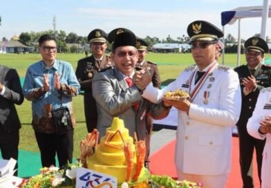 Keterangan Gambar : Ketua DPRD Kota Medan, Drs. Wong Chun Sen, M.Pd.B., turut menghadiri dan menyemarakkan Upacara Peringatan Hari Ulang Tahun (HUT) ke-436 Kota Medan Tahun 2026. Puncak peringatan hari jadi ibu kota Provinsi Sumatera Utara ini dilangsungkan di Lapangan Bola Batalyon Parako 463 Pasgat pada Rabu (01/07/2026).Organisasi Multilateral