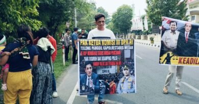 Ketua Komisi III DPR RI Habiburokhman Belum Buka Suara, Keluarga Korban Pencurian yang Mengaku Jadi Tersangka Bentangkan Spanduk Minta Digelar RDP