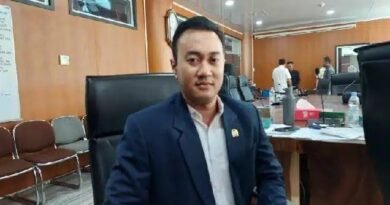 DPRD Medan Gelar RDP Dengan Dinas Perkim Cikataru, Wakil Ketua Komisi IV Akan Panggil Pihak Pengembang Wing SquareIrvanByIrvanWakil Ketua Komisi IV DPRD Kota Medan, Dr Afri Rizki Lubis.Wakil Ketua Komisi IV DPRD Kota Medan, Dr Afri Rizki Lubis.DETEKSI.co – Medan, Akhirnya Komisi IV DPRD Medan memanggil Dinas Perumahan, Kawasan Permukiman, Cipta Karya, dan Tata Ruang (Perkim Cikataru) Kota Medan dalam Rapat Dengar Pendapat (RDP) bersama Komisi IV DPRD Medan, Senin (27/7/2026).Pemanggilan itu terkait proyek pembangunan 9 unit rumah toko (ruko) Wing Square di Jalan Ibrahim Umar, Kelurahan Sei Kera Hilir I, Kecamatan Medan Perjuangan yang diduga belum memiliki Persetujuan Bangunan Gedung (PBG).