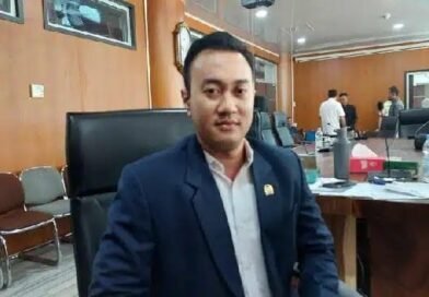 DPRD Medan Gelar RDP Dengan Dinas Perkim Cikataru, Wakil Ketua Komisi IV Akan Panggil Pihak Pengembang Wing SquareIrvanByIrvanWakil Ketua Komisi IV DPRD Kota Medan, Dr Afri Rizki Lubis.Wakil Ketua Komisi IV DPRD Kota Medan, Dr Afri Rizki Lubis.DETEKSI.co – Medan, Akhirnya Komisi IV DPRD Medan memanggil Dinas Perumahan, Kawasan Permukiman, Cipta Karya, dan Tata Ruang (Perkim Cikataru) Kota Medan dalam Rapat Dengar Pendapat (RDP) bersama Komisi IV DPRD Medan, Senin (27/7/2026).Pemanggilan itu terkait proyek pembangunan 9 unit rumah toko (ruko) Wing Square di Jalan Ibrahim Umar, Kelurahan Sei Kera Hilir I, Kecamatan Medan Perjuangan yang diduga belum memiliki Persetujuan Bangunan Gedung (PBG).
