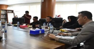 IDR0,69 ▼ 0.07%Iklan PT Indako Trading CoyBeranda PolitikMasuk Cagar Budaya, DPRD Medan Minta Pembangunan Hotel di Jalan Raden Saleh DihentikanOleh Redaksi 15 Selasa, 28 Juli 2026Foto: Komisi IV DPRD Kota Medan saat mengelar RDP terkait pembangunan gedung lima lantai di Jalan Raden Saleh Dalam, Kota Medan, Selasa (27/7/2026).(Ist)Komisi IV DPRD Kota Medan saat mengelar RDP terkait pembangunan gedung lima lantai di Jalan Raden Saleh Dalam, Kota Medan, Selasa (27/7/2026).(Ist)