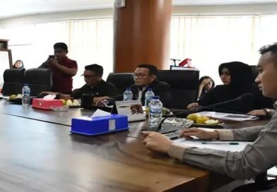 IDR0,69 ▼ 0.07%Iklan PT Indako Trading CoyBeranda PolitikMasuk Cagar Budaya, DPRD Medan Minta Pembangunan Hotel di Jalan Raden Saleh DihentikanOleh Redaksi 15 Selasa, 28 Juli 2026Foto: Komisi IV DPRD Kota Medan saat mengelar RDP terkait pembangunan gedung lima lantai di Jalan Raden Saleh Dalam, Kota Medan, Selasa (27/7/2026).(Ist)Komisi IV DPRD Kota Medan saat mengelar RDP terkait pembangunan gedung lima lantai di Jalan Raden Saleh Dalam, Kota Medan, Selasa (27/7/2026).(Ist)