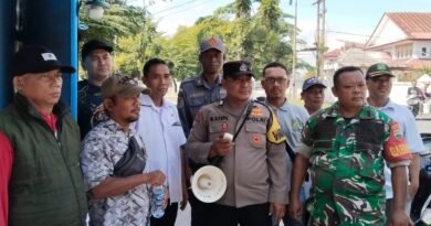 Bhabinkamtibmas Polsek Medan Sunggal Sambangi Warga Kelurahan Sunggal, Ingatkan Pemasangan Bendera Merah Putih Jelang HUT Kemerdekaan RI‎‎Medan, 5 Agustus 2026 — Dalam rangka menyambut Hari Ulang Tahun Kemerdekaan Republik Indonesia yang ke-81, Bhabinkamtibmas Kelurahan Sunggal, Aiptu Muliyadi Suraukur, melaksanakan kegiatan sambang Door to Door System (DDS) kepada warga di wilayah Kelurahan Sunggal, Kecamatan Medan Sunggal, pada Rabu (05/08/2026).‎‎Kegiatan tersebut berlangsung sejak pukul 09.00 WIB hingga selesai, menyasar rumah-rumah warga di beberapa lingkungan yang ada di kelurahan tersebut.‎Sambang Langsung ke Rumah Warga‎Dalam kegiatan ini, Aiptu Muliyadi Suraukur mendatangi warga secara langsung dari rumah ke rumah untuk menjalin silaturahmi sekaligus menyampaikan pesan-pesan kamtibmas. Kehadiran petugas disambut baik oleh warga, yang sebagian besar tengah bersiap menyambut momentum HUT Kemerdekaan RI dengan berbagai persiapan di lingkungan masing-masing.‎Dalam dialog yang berlangsung akrab, Bhabinkamtibmas menyapa warga, menanyakan kondisi keamanan dan kenyamanan lingkungan tempat tinggal, serta membuka ruang komunikasi dua arah agar warga dapat menyampaikan keluhan maupun informasi terkait situasi kamtibmas di sekitar mereka.‎‎‎Salah satu poin utama yang disampaikan dalam kegiatan sambang ini adalah imbauan kepada warga untuk memasang bendera Merah Putih secara penuh, bukan setengah tiang, sebagai bentuk penghormatan dan rasa cinta tanah air menjelang perayaan HUT Kemerdekaan RI. Petugas mengingatkan bahwa pemasangan bendera dengan benar merupakan salah satu wujud nyata partisipasi masyarakat dalam memperingati hari bersejarah bangsa Indonesia.‎‎”Kami mengimbau kepada seluruh warga agar mulai mempersiapkan dan memasang bendera Merah Putih di depan rumah masing-masing secara penuh. Ini adalah bentuk penghormatan kita bersama terhadap perjuangan para pahlawan yang telah merebut kemerdekaan,” ujar Aiptu Muliyadi Suraukur saat berdialog dengan warga.‎‎Ia juga menambahkan agar warga memperhatikan kondisi bendera yang akan dikibarkan, memastikan bendera dalam keadaan bersih, tidak sobek, dan layak untuk dikibarkan sebagai simbol kehormatan negara.‎‎‎Selain menyampaikan imbauan terkait bendera, kegiatan sambang DDS ini juga dimanfaatkan sebagai sarana deteksi dini (early warning) guna mengantisipasi potensi gangguan keamanan dan ketertiban masyarakat (Kamtibmas) di lingkungan tempat tinggal warga. Melalui interaksi langsung tersebut, Bhabinkamtibmas dapat menghimpun informasi awal terkait situasi sosial, potensi kerawanan, maupun hal-hal yang dapat mengganggu kondusivitas wilayah, khususnya menjelang perayaan HUT Kemerdekaan RI yang biasanya diwarnai dengan berbagai kegiatan dan keramaian warga.‎‎Dengan adanya deteksi dini ini, diharapkan potensi gangguan keamanan dapat diantisipasi sejak awal sehingga situasi di Kelurahan Sunggal tetap terjaga aman, tertib, dan kondusif hingga puncak perayaan HUT Kemerdekaan RI berlangsung.‎‎Wujud Kedekatan Polri dengan Masyarakat‎Kegiatan sambang Door to Door System ini merupakan salah satu bentuk implementasi program Polri Presisi yang mengedepankan kehadiran dan kedekatan personel Kepolisian dengan masyarakat. Melalui kegiatan semacam ini, Bhabinkamtibmas tidak hanya berperan sebagai penyampai informasi dan imbauan, tetapi juga sebagai mitra masyarakat dalam menjaga keamanan lingkungan secara bersama-sama.‎‎Kehadiran Bhabinkamtibmas di tengah-tengah warga diharapkan dapat semakin mempererat hubungan kemitraan antara Polri dan masyarakat, sekaligus membangun kesadaran kolektif warga akan pentingnya menjaga keamanan, ketertiban, dan kekompakan lingkungan, khususnya dalam menyambut momentum bersejarah HUT Kemerdekaan Republik Indonesia.‎Kegiatan sambang ini rencananya akan terus dilaksanakan secara rutin oleh Bhabinkamtibmas di wilayah Kelurahan Sunggal sebagai bagian dari upaya menciptakan situasi Kamtibmas yang aman dan kondusif, sekaligus menumbuhkan semangat nasionalisme warga dalam menyambut Hari Kemerdekaan RI.