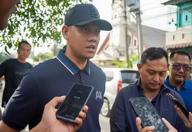 Kadis SDABMBK Kerahkan Sejumlah Alat Berat Bersihkan Parit Jalan Taduan Dari Sedimentasi Tebal