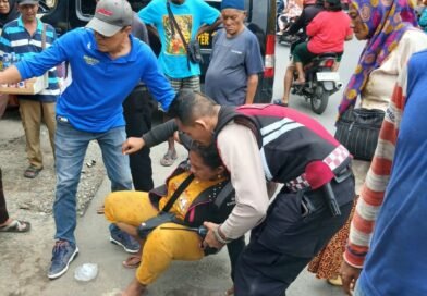 Personel Unit Samapta Polsek Sunggal Tolong Wanita yang Tergeletak di Pinggir Jalan