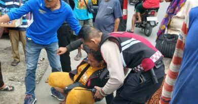 Personel Unit Samapta Polsek Sunggal Tolong Wanita yang Tergeletak di Pinggir Jalan