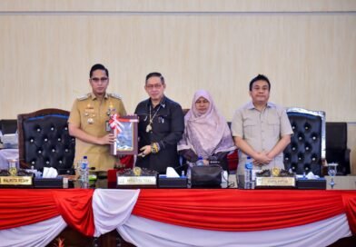 Rico Waas Hadiri Paripurna DPRD: Perda Penanggulangan Kemiskinan