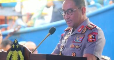 KAPOLSEK MEDAN BARU BAMBANG GUNANTI, SH, MH BERSAMA PERSONEL TEBAR KEPEDULIAN LEWAT JUMAT BAROKAH, 200 BUNGKUS NASI DIBAGIKAN KEPADA WARGA