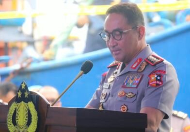 KAPOLSEK MEDAN BARU BAMBANG GUNANTI, SH, MH BERSAMA PERSONEL TEBAR KEPEDULIAN LEWAT JUMAT BAROKAH, 200 BUNGKUS NASI DIBAGIKAN KEPADA WARGA