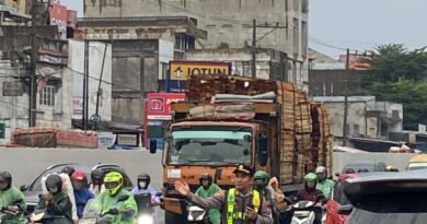 Ditengah guyurqn Hujan, Kapolsek Sunggal Atur Lalin Pagi Hari